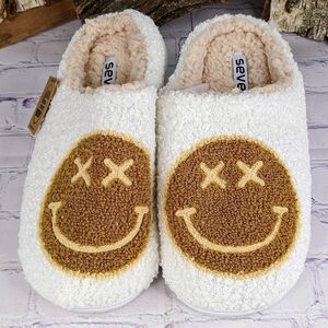 NWT - Seven Smiley Face Slippers - Size Medium